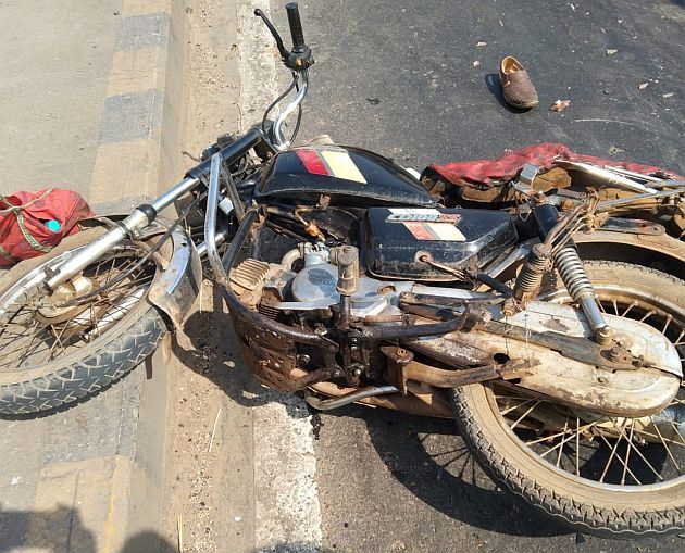 Aunty-nephew killed by trailer on Waingange bridge | वैनगंगेच्या पुलावर ट्रेलरने घेतला काकू-पुतण्याचा बळी Aunty-nephew killed by trailer on Waingange bridge | वैनगंगेच्या पुलावर ट्रेलरने घेतला काकू-पुतण्याचा बळी