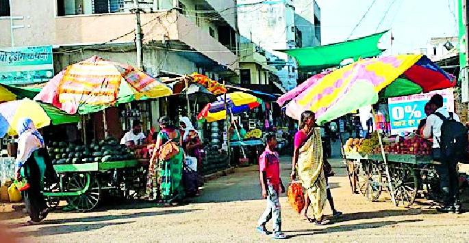 Breathing the city market by encroachment Kondla | अतिक्रमणाने कोंडला शहरातील बाजारपेठेचा श्वास