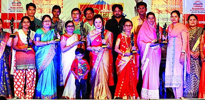 'Lokmat' has honored women's strengths | ‘लोकमत’ने केला स्त्री शक्तीचा सन्मान 'Lokmat' has honored women's strengths | ‘लोकमत’ने केला स्त्री शक्तीचा सन्मान