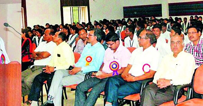 Scientific research, contemplation is the only way to research | विज्ञाननिष्ठा, चिंतनशीलता हाच संशोधनाचा पाया Scientific research, contemplation is the only way to research | विज्ञाननिष्ठा, चिंतनशीलता हाच संशोधनाचा पाया