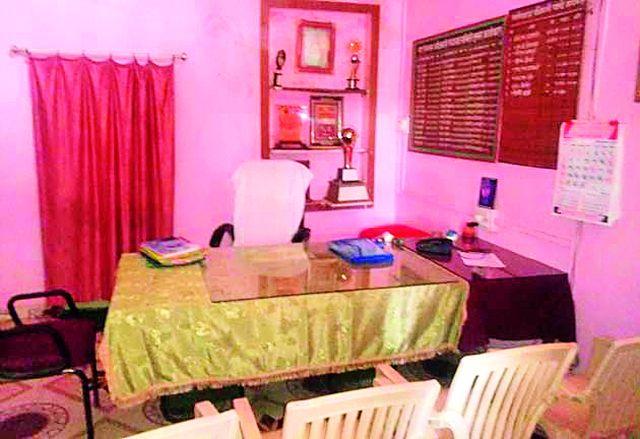 Workers along with BDs to the Board of Gram Panchayat Samiti | बीडीओंसह कर्मचाऱ्यांची तुमसर पंचायत समिती कार्यालयाला दांडी