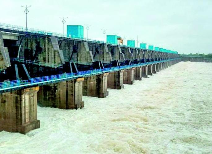 Millions of liters of water are consumed daily by the Gosekhurd | गोसेतून दररोज लाखो लिटर पाण्याचा विसर्ग
