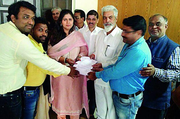 Representatives of Gramsevak Sangh's Rural Development Minister | ग्रामसेवक संघाच्या शिष्टमंडळाचे ग्रामविकास मंत्र्यांना निवेदन