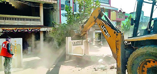 Poor encroachment in the Bhandara was destroyed by the police | भंडारातील पक्के अतिक्रमण पोलीस बंदोबस्तात हटविले