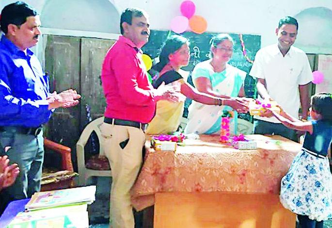 Navsanjivani to the school taking the last time | अखेरची घटका घेत असलेल्या शाळेला नवसंजीवनी