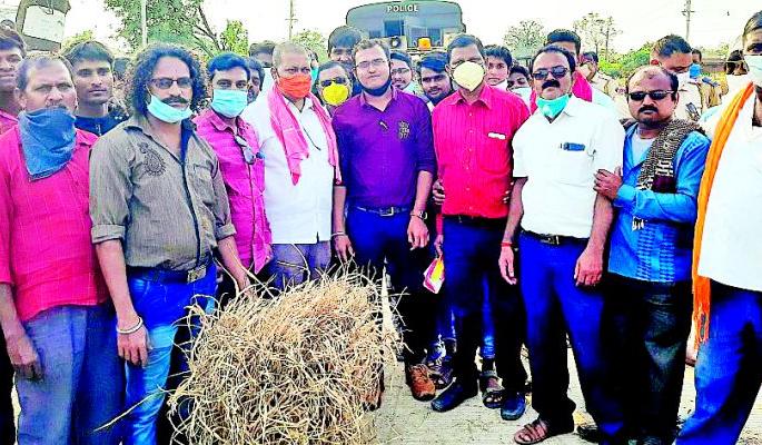 Stop the farmers again | शेतकऱ्यांचे पुन्हा रास्ता रोको