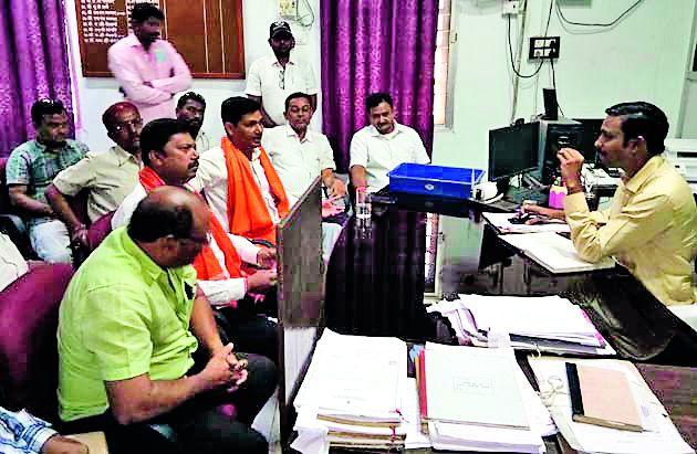 Siege of the Executive Engineer of Shivsena | शिवसेनेचा कार्यकारी अभियंत्यांना घेराव Siege of the Executive Engineer of Shivsena | शिवसेनेचा कार्यकारी अभियंत्यांना घेराव