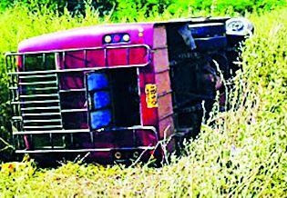 12 pilgrims injured after traveling | ट्रॅव्हल्स उलटून १२ भाविक जखमी 12 pilgrims injured after traveling | ट्रॅव्हल्स उलटून १२ भाविक जखमी