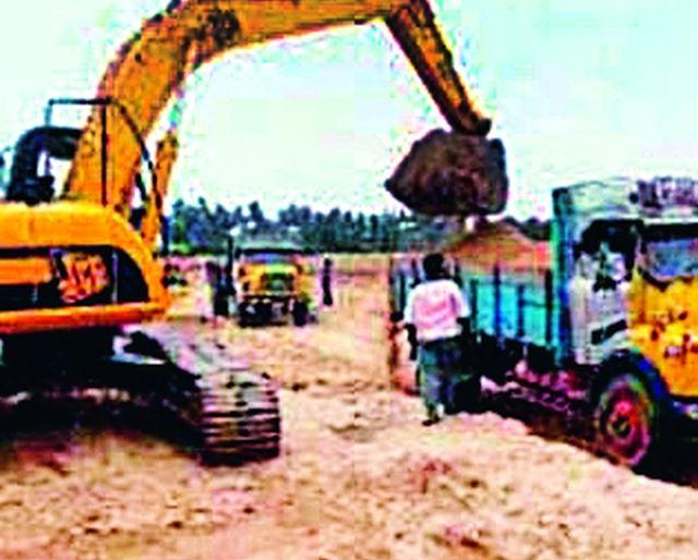 Unauthorized storage in sand dumping yards due to recession | मंदीमुळे रेतीचा डम्पिंग यार्डमध्ये अनधिकृत साठा