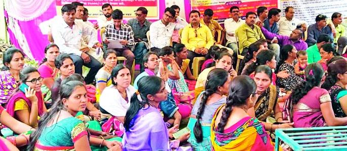 Holding of computer operators before the Bhandara Panchayat Committee | भंडारा पंचायत समितीसमोर संगणक परिचालकांचे धरणे