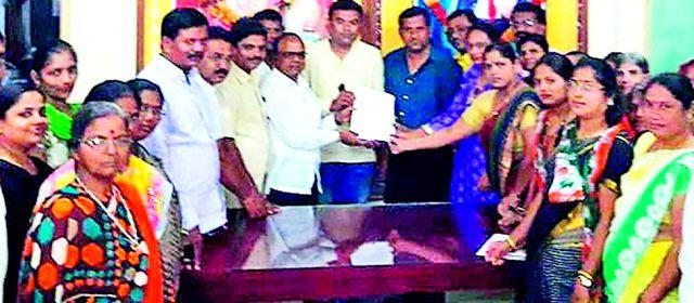 Congress's resentment against dusty and water demand | धुळीच्या विरोधात व पाण्याच्या मागणीसाठी काँग्रेसचा आक्रोश Congress's resentment against dusty and water demand | धुळीच्या विरोधात व पाण्याच्या मागणीसाठी काँग्रेसचा आक्रोश