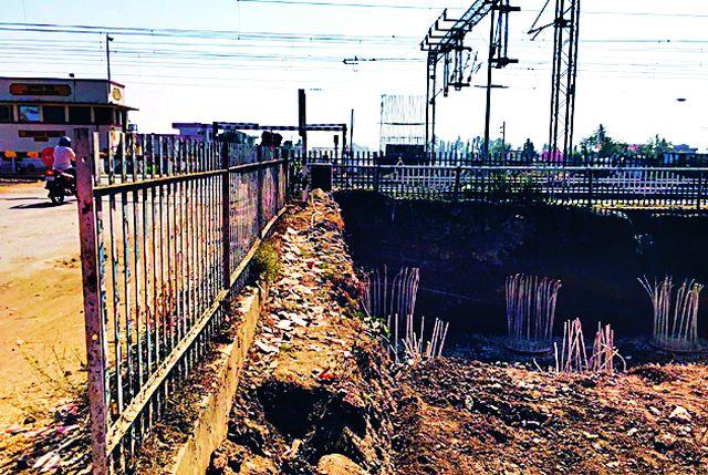 Railway hazard raises the risk of flooding | रेल्वेच्या हादऱ्यामुळे वाढला भुस्खलनाचा धोका