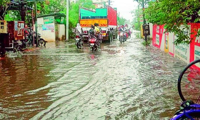 Rain with hail in the district; Rabi hit the crop | जिल्ह्यात गारपिटीसह पाऊस; रबी पिकाला फटका