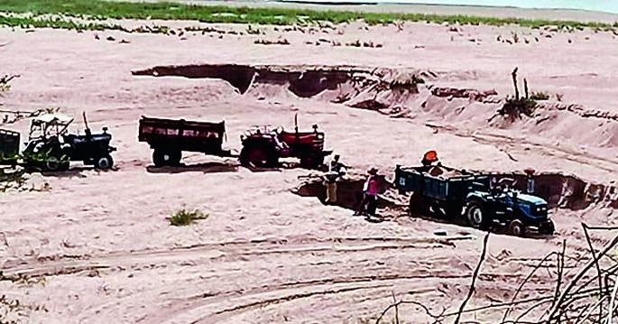 Sand extraction from dumping of Ghanode on royalty in Madhya Pradesh | मध्यप्रदेशातील रॉयल्टीवर घानोडच्या डंपिंगमधून रेतीचा उपसा
