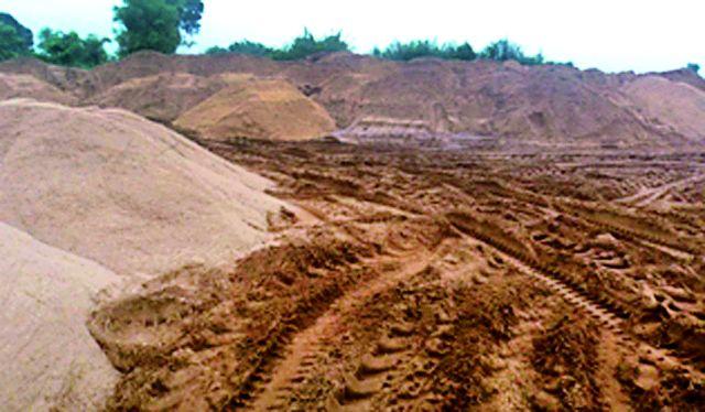 Sand dunes near the road | रस्त्याच्या कडेला रेतीचे ढिगारे Sand dunes near the road | रस्त्याच्या कडेला रेतीचे ढिगारे