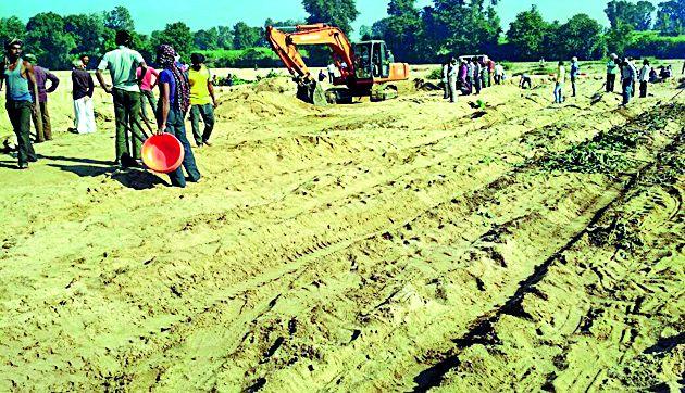 Pokaland sand mining in Ghanod Ghat | घानोड घाटात पोकलँडने रेतीचे खनन Pokaland sand mining in Ghanod Ghat | घानोड घाटात पोकलँडने रेतीचे खनन