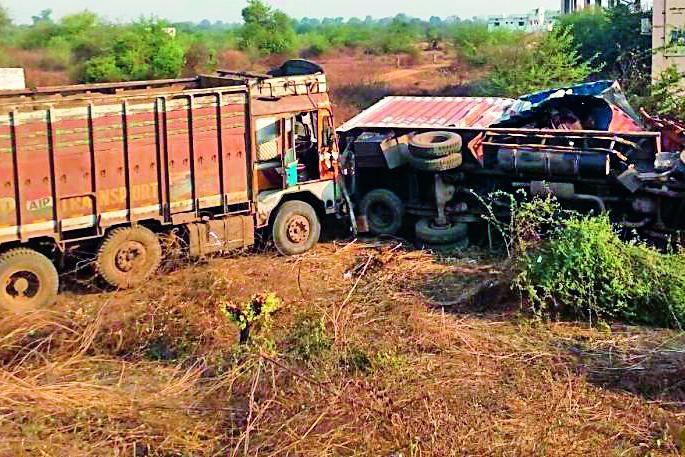 Three people killed in three accidents | तीन अपघातात तीन जण ठार Three people killed in three accidents | तीन अपघातात तीन जण ठार