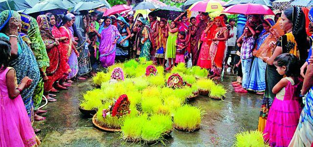 Wife's Friendly Gift | भूजलीतून विणली स्नेहबंधाची नाती