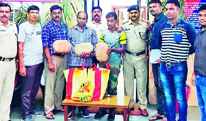 Six kilograms of marijuana seized at the railway station | रेल्वेस्थानकावर सहा किलो गांजा जप्त