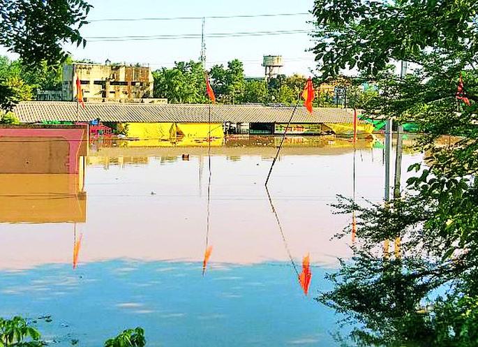 As soon as there is excess rain in the reservoir, water is stored in the low lying areas | भंडारात अतिवृष्टी होताच सखल भागात साचते पाणी, उपाय योजनांकडे कानाडोळा As soon as there is excess rain in the reservoir, water is stored in the low lying areas | भंडारात अतिवृष्टी होताच सखल भागात साचते पाणी, उपाय योजनांकडे कानाडोळा