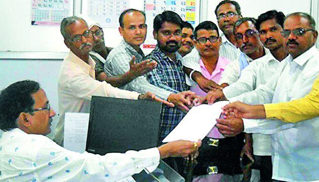 Return the land of the farmers | शेतकऱ्यांच्या जमिनी परत करा Return the land of the farmers | शेतकऱ्यांच्या जमिनी परत करा