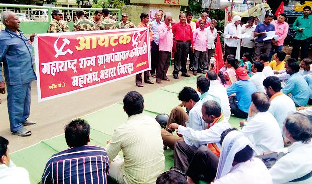Front of Gram Panchayat Employees on Zilla Parishad | जिल्हा परिषदेवर ग्रामपंचायत कर्मचाºयांचा मोर्चा Front of Gram Panchayat Employees on Zilla Parishad | जिल्हा परिषदेवर ग्रामपंचायत कर्मचाºयांचा मोर्चा