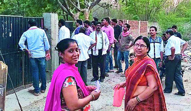Hundreds of voters cast their votes due to timeliness of time | वेळेच्या संभ्रमामुळे शेकडो मतदार मुकले मतदानाला Hundreds of voters cast their votes due to timeliness of time | वेळेच्या संभ्रमामुळे शेकडो मतदार मुकले मतदानाला