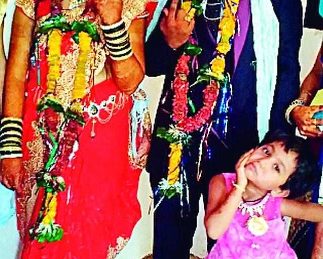 The right of voters to vote for the bride | नववधूने बजावला मतदानाचा हक्क The right of voters to vote for the bride | नववधूने बजावला मतदानाचा हक्क