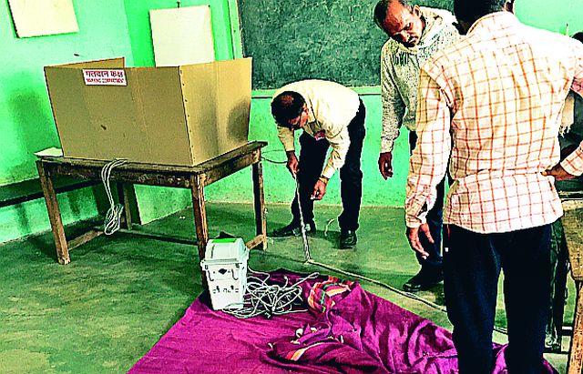 VVPAT corrupted at 35 constituencies in Tumsar area | तुमसर क्षेत्रात ३५ मतदान केंद्रावर व्हीव्हीपॅट नादुरुस्त VVPAT corrupted at 35 constituencies in Tumsar area | तुमसर क्षेत्रात ३५ मतदान केंद्रावर व्हीव्हीपॅट नादुरुस्त