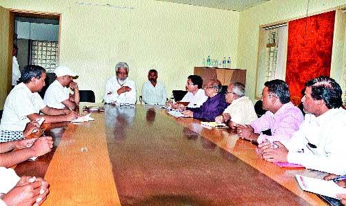 Dada Bhus: Three people died in the dock of the container in the review meeting of the proposals submitted to the National Authority. | दादा भुसे : उड्डाणपुलाचा प्रस्ताव राष्टÑीय प्राधिकरण विभागाकडे सादर करण्याच्या आढावा बैठकीत सूचना कंटेनरच्या धडकेत तिघांचा मृत्यू Dada Bhus: Three people died in the dock of the container in the review meeting of the proposals submitted to the National Authority. | दादा भुसे : उड्डाणपुलाचा प्रस्ताव राष्टÑीय प्राधिकरण विभागाकडे सादर करण्याच्या आढावा बैठकीत सूचना कंटेनरच्या धडकेत तिघांचा मृत्यू