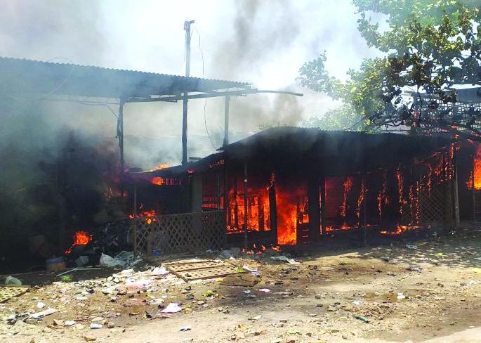 Fire at Dhad; Fire at six shops | धाड येथे अग्नितांडव; सहा दुकानांना आग Fire at Dhad; Fire at six shops | धाड येथे अग्नितांडव; सहा दुकानांना आग