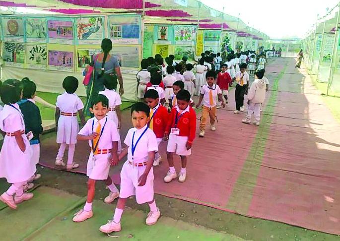 Picture exhibition of 'value added' in Buldhana | शाळांमधील ‘मूल्यवर्धना’चे चित्रातून दर्शन Picture exhibition of 'value added' in Buldhana | शाळांमधील ‘मूल्यवर्धना’चे चित्रातून दर्शन