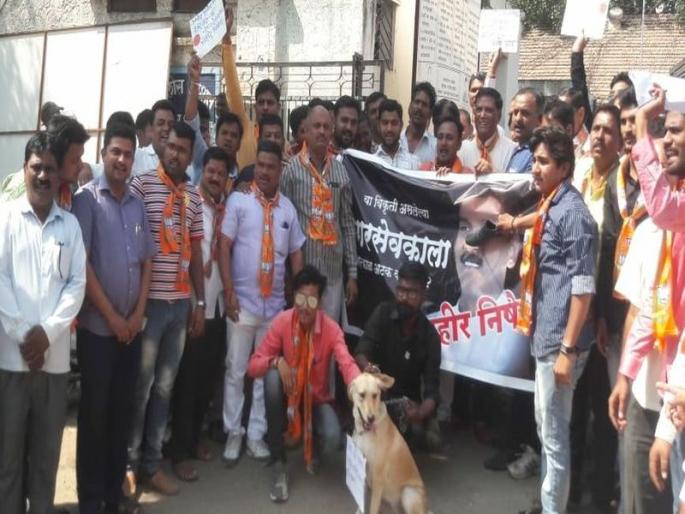 Jodemaar movement against the 'Teaching' Chairman | 'त्या' शिक्षण सभापतीविरोधात जोडेमार आंदोलन Jodemaar movement against the 'Teaching' Chairman | 'त्या' शिक्षण सभापतीविरोधात जोडेमार आंदोलन