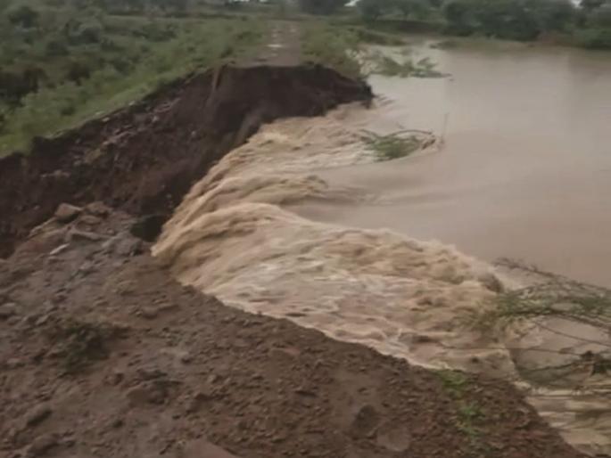 Lake in Amkhed bursts; Water lodge in the field! | आमखेड येथील गाव तलाव फुटला;शेतात पाणीच पाणी!  Lake in Amkhed bursts; Water lodge in the field! | आमखेड येथील गाव तलाव फुटला;शेतात पाणीच पाणी!