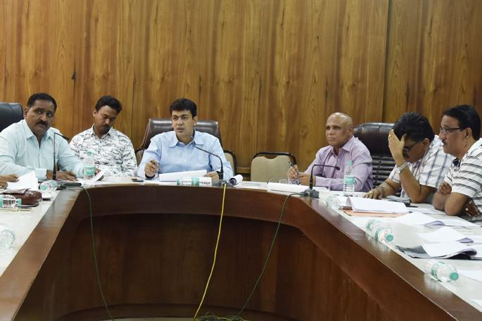 M. Income. D. C. Give basic amenities to solve problems in the field- Dr. Abhijit Chaudhary | एम.आय.डी.सी.तील समस्या सोडवून मूलभूत सुविधा द्या : डॉ. अभिजीत चौधरी