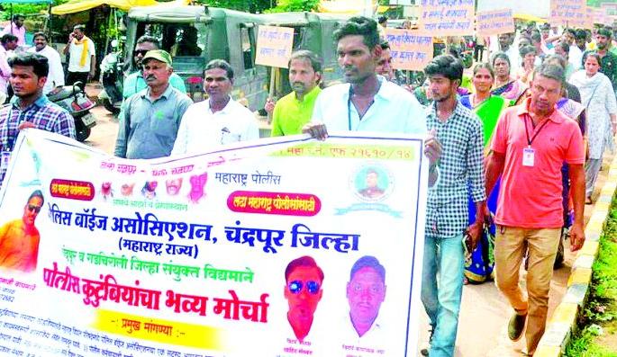 Police Sons hit the collector's office | पोलीसपुत्रांची जिल्हाधिकारी कार्यालयावर धडक Police Sons hit the collector's office | पोलीसपुत्रांची जिल्हाधिकारी कार्यालयावर धडक