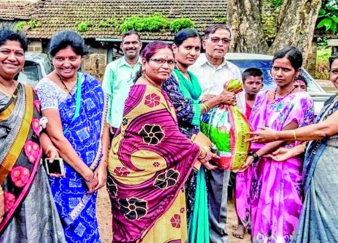 Assistance to flood victims by the Progressive Teachers Association | पुरोगामी शिक्षक संघटनेतर्फे पूरग्रस्तांना मदत Assistance to flood victims by the Progressive Teachers Association | पुरोगामी शिक्षक संघटनेतर्फे पूरग्रस्तांना मदत