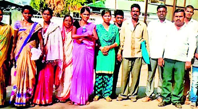 The workers of the health center robbed the contractor | आरोग्य केंद्रातील कामगारांची कंत्राटदाराकडून लूट The workers of the health center robbed the contractor | आरोग्य केंद्रातील कामगारांची कंत्राटदाराकडून लूट