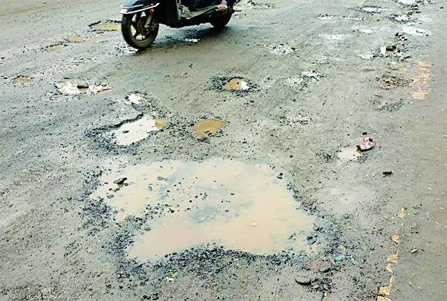 'Disruption of potholes' | विघ्नहर्त्याच्या आगमनाला ‘खड्ड्यांचे विघ्न’