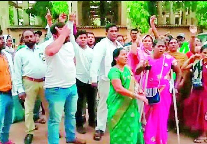 Unique movement of water for the Young Pine Bride | पाण्यासाठी यंग चांदा ब्रिगेडचे अनोखे आंदोलन Unique movement of water for the Young Pine Bride | पाण्यासाठी यंग चांदा ब्रिगेडचे अनोखे आंदोलन