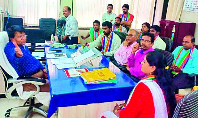 Circle of Dean of Medical College | वैद्यकीय महाविद्यालयाच्या डीनला घेराव Circle of Dean of Medical College | वैद्यकीय महाविद्यालयाच्या डीनला घेराव