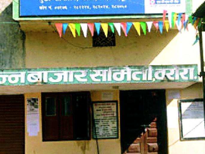 Shukushkat in the market committees of the district | जिल्ह्यातील बाजार समित्यांमध्ये शुकशुकाट