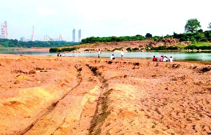 Sand subsidence threatens the survival of the life-giving Wardha River | वाळू उपशामुळे जीवनदायिणी वर्धा नदीचे अस्तित्व धोक्यात Sand subsidence threatens the survival of the life-giving Wardha River | वाळू उपशामुळे जीवनदायिणी वर्धा नदीचे अस्तित्व धोक्यात