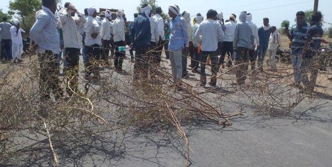 Block the way of farmers in Chandrapur district for not buying cotton | कापूस खरेदी न केल्याने चंद्रपूर जिल्ह्यात शेतकऱ्यांचे रास्ता रोको
