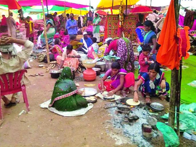 Thousands of devotees from across the state Chandrapur | राज्यभरातून भाविकांचे जत्थे चंद्रपुरात Thousands of devotees from across the state Chandrapur | राज्यभरातून भाविकांचे जत्थे चंद्रपुरात