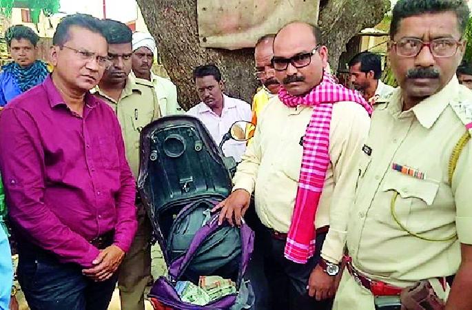 Lok Sabha Election 2019; 18 lakh 84 thousand cash seized | Lok Sabha Election 2019; १८ लाख ८४ हजारांची रोकड जप्त Lok Sabha Election 2019; 18 lakh 84 thousand cash seized | Lok Sabha Election 2019; १८ लाख ८४ हजारांची रोकड जप्त