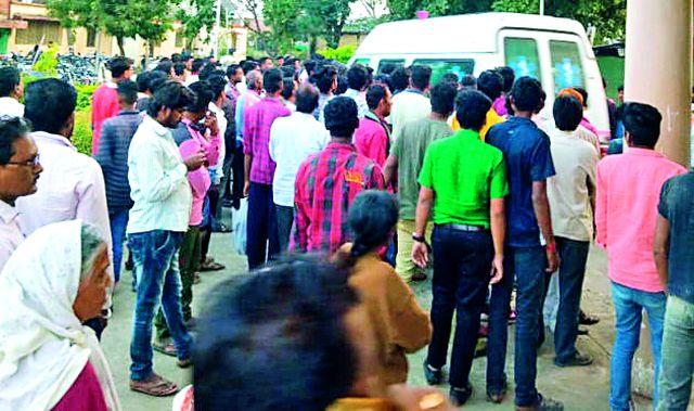 Two bicycle shocks are all serious | दोन दुचाकींच्या धडकेत तिघे गंभीर