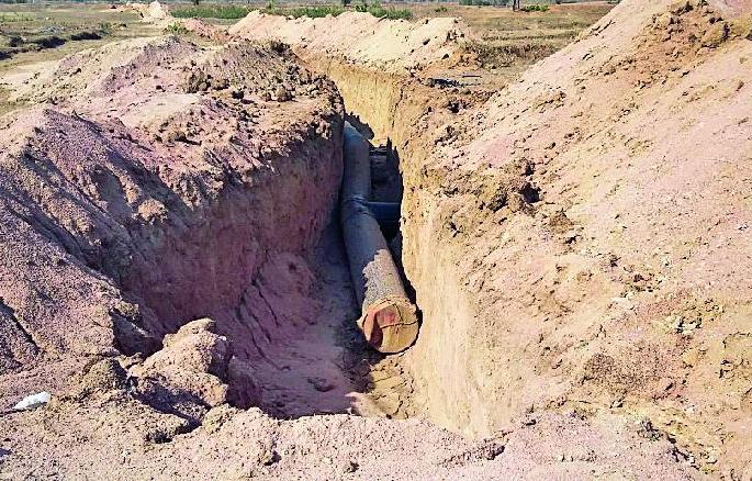 The pylline broke due to canal work | कालव्याच्या कामामुळे पाईललाईन फुटली The pylline broke due to canal work | कालव्याच्या कामामुळे पाईललाईन फुटली