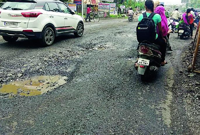 Due to rainfall, roads in metropolitan areas | पावसाने महानगरातील रस्त्यांची वाट Due to rainfall, roads in metropolitan areas | पावसाने महानगरातील रस्त्यांची वाट