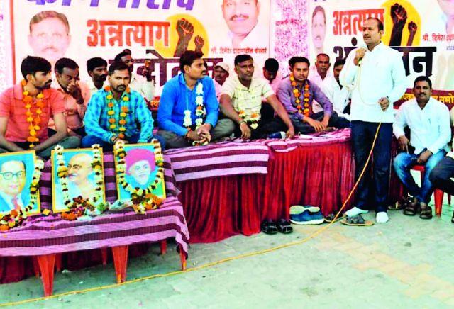 G.M.R. Workers' agitation of workers of the Company | जी.एम.आर. कंपनीतील कामगारांचे अन्नत्याग आंदोलन G.M.R. Workers' agitation of workers of the Company | जी.एम.आर. कंपनीतील कामगारांचे अन्नत्याग आंदोलन